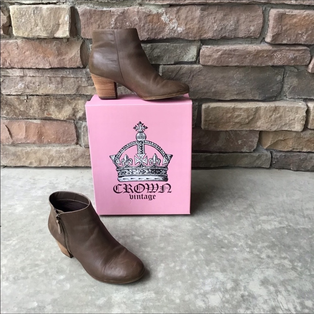 Crown Vintage Taupe Leather Ankle Boots  Size 7.5